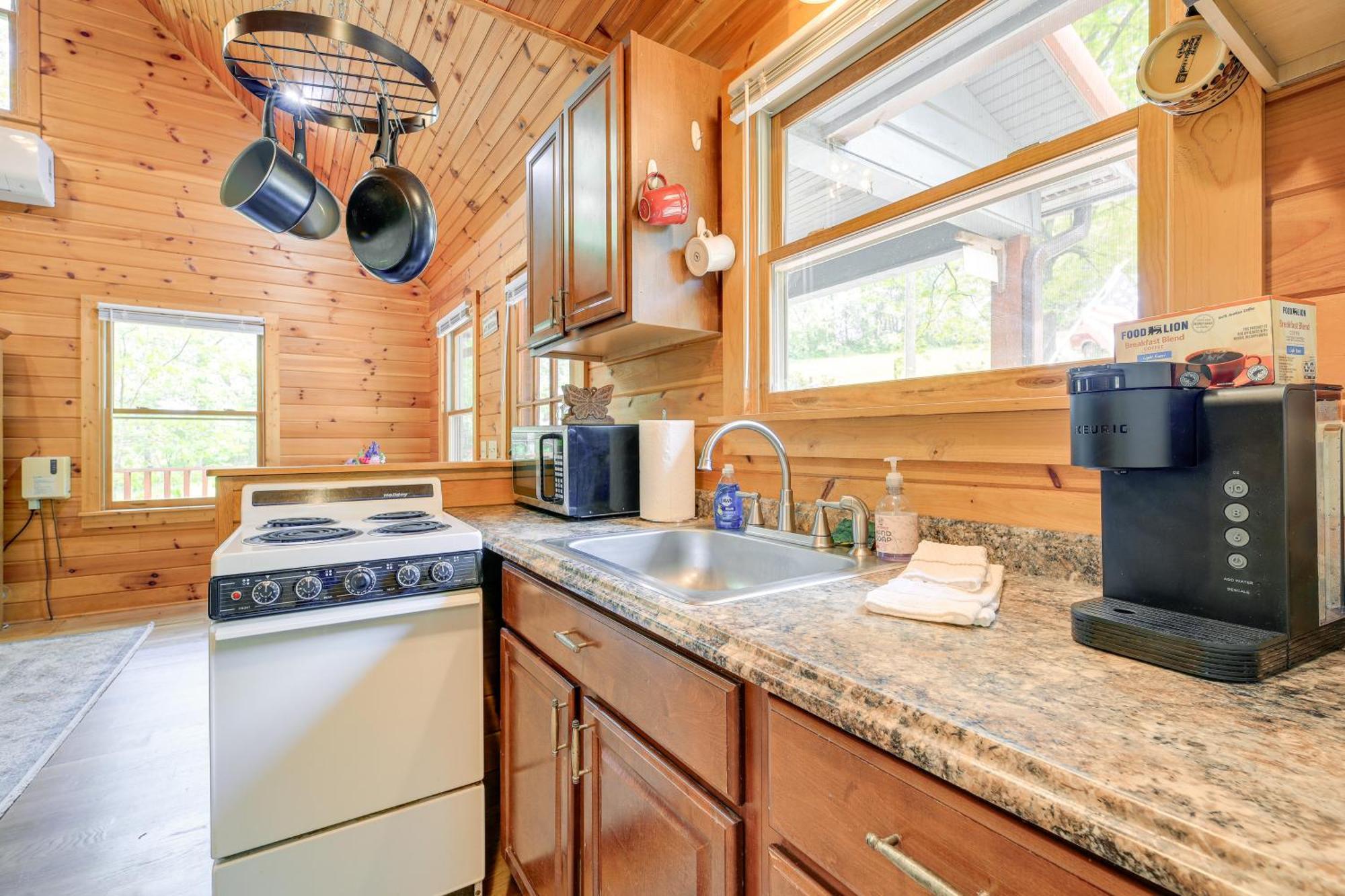 Quaint Blue Ridge Cabin Rental With On-Site Stream! Sparta Dış mekan fotoğraf